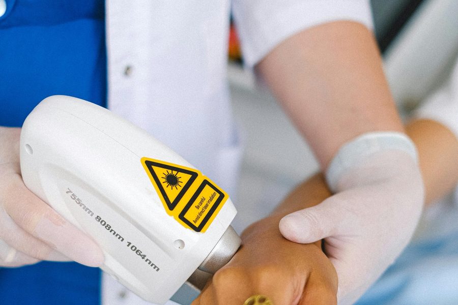 Operatore sanitario con un manipolo laser durante un trattamento